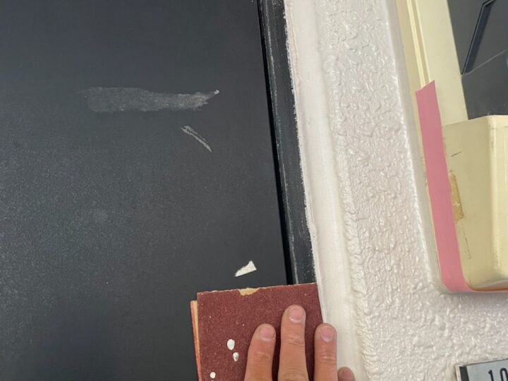 玄関ドア枠塗装①